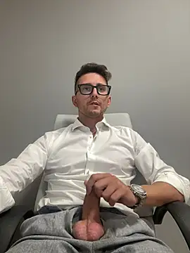 Snapshot of masterboss_ chatting on 07/27/26, 11:28 masterboss online show from 07/27/26, 11:28