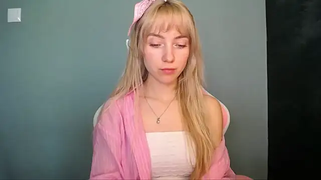 LuciaYoung online show from 04/25/26, 12:08