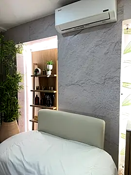 LIAH IZUMI online show from 10/11/25, 10:47