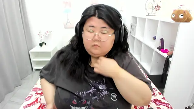 Snapshot of Nadine_asian chatting on 06/25/26, 05:12 Nadine asian online show from 06/25/26, 05:12