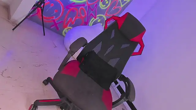 Snapshot of johedija chatting on 12/28/24, 08:36 johedija online show from 12/28/24, 08:36