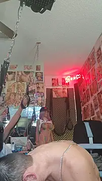 Snapshot of luvs2cumm69 chatting on 12/13/25, 09:31 luvs2cumm69 online show from 12/13/25, 09:31