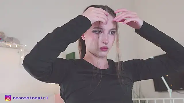 Snapshot of NeonShine chatting on 10/13/25, 06:02 NeonShine online show from 10/13/25, 06:02