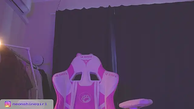 Snapshot of NeonShine chatting on 10/14/25, 06:25 NeonShine online show from 10/14/25, 06:25