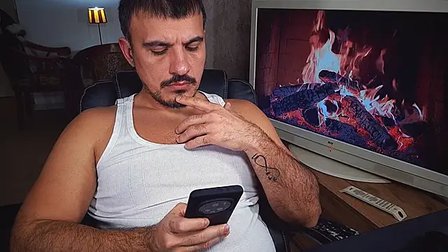 Snapshot of officeman7 chatting on 12/23/24, 06:05 officeman7 online show from 12/23/24, 06:05