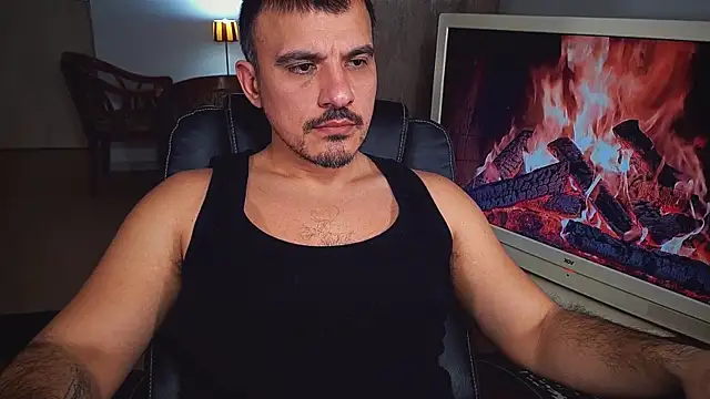 Snapshot of officeman7 chatting on 01/19/25, 04:36 officeman7 online show from 01/19/25, 04:36