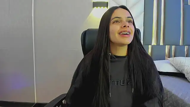 ChloeHarper  online show from 06/13/26, 11:52