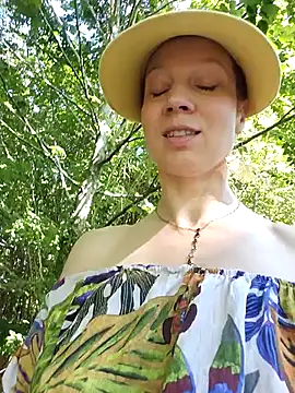 Snapshot of Exhibitionsplit chatting on 09/18/25, 01:13 Exhibitionsplit online show from 09/18/25, 01:13