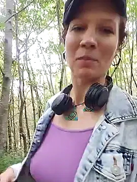 Snapshot of Exhibitionsplit chatting on 09/28/25, 11:04 Exhibitionsplit online show from 09/28/25, 11:04