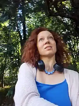 Snapshot of Exhibitionsplit chatting on 09/29/25, 11:48 Exhibitionsplit online show from 09/29/25, 11:48