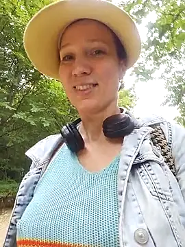 Snapshot of Exhibitionsplit chatting on 09/30/25, 11:59 Exhibitionsplit online show from 09/30/25, 11:59