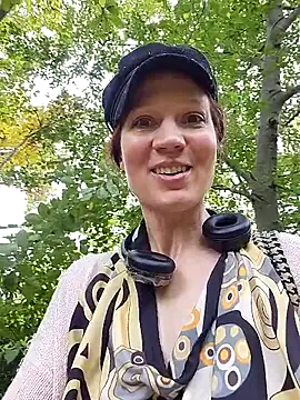 Snapshot of Exhibitionsplit chatting on 10/15/25, 12:05 Exhibitionsplit online show from 10/15/25, 12:05