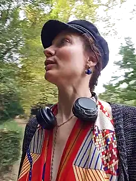 Snapshot of Exhibitionsplit chatting on 10/19/25, 12:06 Exhibitionsplit online show from 10/19/25, 12:06