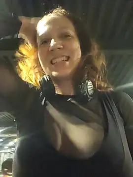 Snapshot of Exhibitionsplit chatting on 10/29/25, 09:27 Exhibitionsplit online show from 10/29/25, 09:27