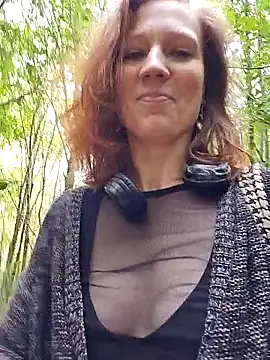 Snapshot of Exhibitionsplit chatting on 10/31/25, 10:38 Exhibitionsplit online show from 10/31/25, 10:38