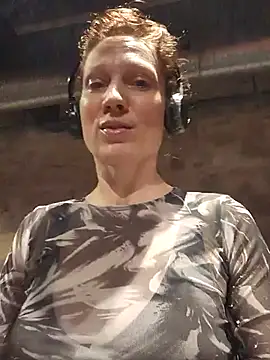 Snapshot of Exhibitionsplit chatting on 11/07/25, 02:17 Exhibitionsplit online show from 11/07/25, 02:17