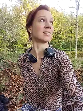 Snapshot of Exhibitionsplit chatting on 11/10/25, 02:05 Exhibitionsplit online show from 11/10/25, 02:05