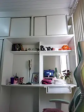 Snapshot of Ahrya_ chatting on 10/31/25, 12:17 Ahrya online show from 10/31/25, 12:17