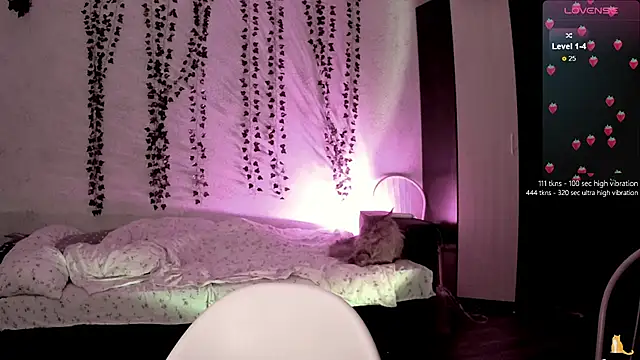 Snapshot of strawberry_elfcat chatting on 10/29/25, 03:36 strawberry elfcat online show from 10/29/25, 03:36