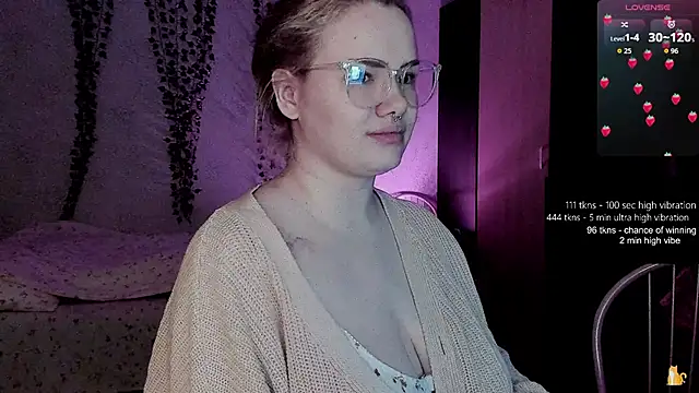 strawberry elfcat online show from 05/11/26, 02:28