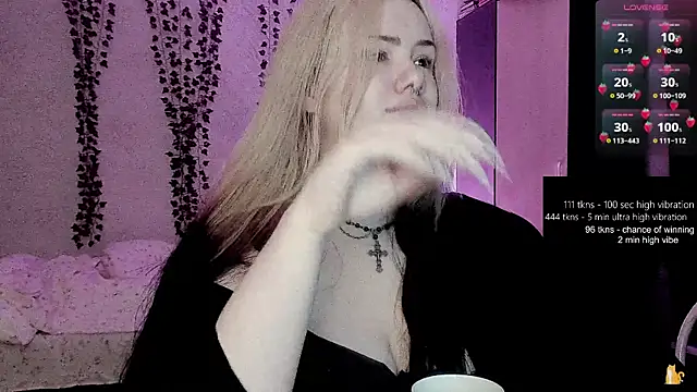 strawberry elfcat online show from 06/11/26, 02:11