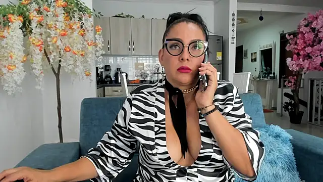 dakota johnson10 online show from 10/29/25, 07:37