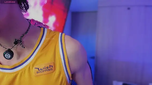 Snapshot of thomklein chatting on 11/21/25, 09:19 thomklein online show from 11/21/25, 09:19