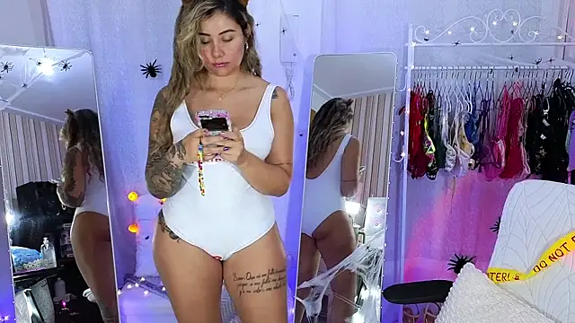 Snapshot of Tawny_cox chatting on 10/21/25, 05:41 Tawny cox online show from 10/21/25, 05:41