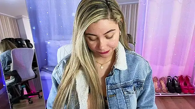 Snapshot of Tawny_cox chatting on 11/30/25, 12:20 Tawny cox online show from 11/30/25, 12:20