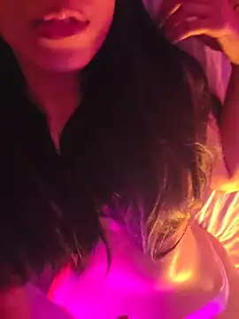 Snapshot of aloneathome chatting on 12/19/25, 06:31 aloneathome online show from 12/19/25, 06:31