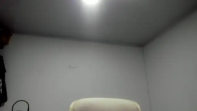 Snapshot of dominique21_ chatting on 10/05/25, 01:04 dominique21 online show from 10/05/25, 01:04