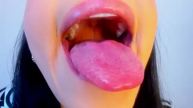 Snapshot of dominique21_ chatting on 10/21/25, 11:38 dominique21 online show from 10/21/25, 11:38