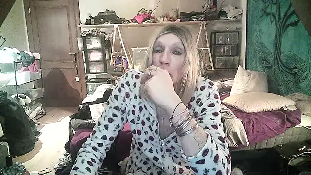 Ombeline1 online show from 01/11/25, 06:12