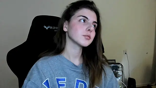 Snapshot of emmamurrr chatting on 11/12/25, 02:50 emmamurrr online show from 11/12/25, 02:50