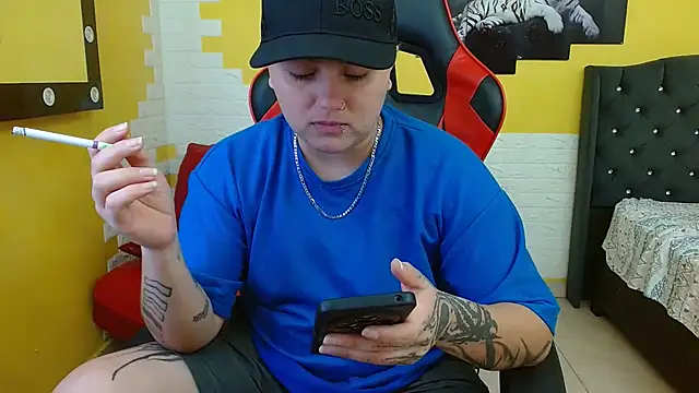 Snapshot of isabeautyx19 chatting on 09/24/25, 01:42 isabeautyx19 online show from 09/24/25, 01:42