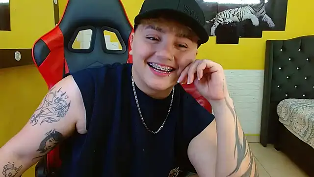 Snapshot of isabeautyx19 chatting on 09/25/25, 03:54 isabeautyx19 online show from 09/25/25, 03:54