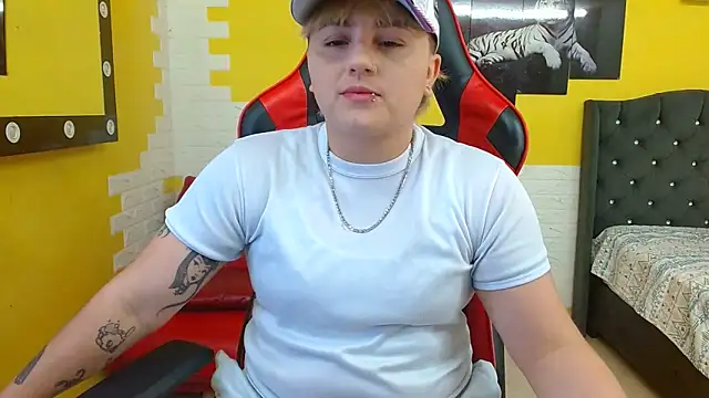 Snapshot of isabeautyx19 chatting on 09/30/25, 01:54 isabeautyx19 online show from 09/30/25, 01:54