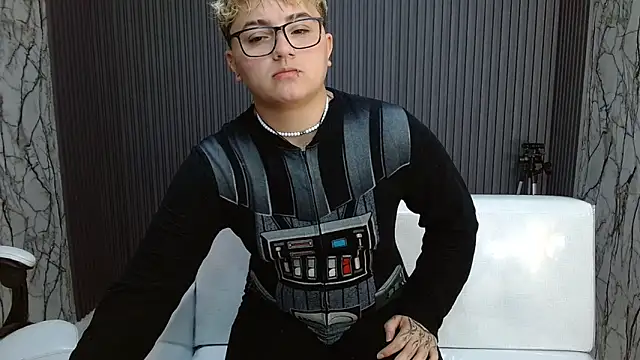 Snapshot of isabeautyx19 chatting on 10/13/25, 12:10 isabeautyx19 online show from 10/13/25, 12:10