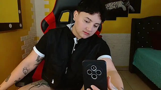 Snapshot of isabeautyx19 chatting on 10/20/25, 02:56 isabeautyx19 online show from 10/20/25, 02:56