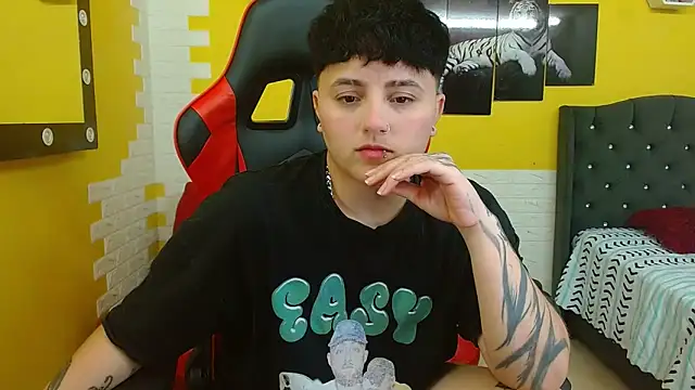 Snapshot of isabeautyx19 chatting on 10/23/25, 02:22 isabeautyx19 online show from 10/23/25, 02:22