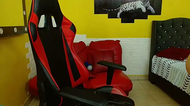 Snapshot of isabeautyx19 chatting on 10/25/25, 02:19 isabeautyx19 online show from 10/25/25, 02:19