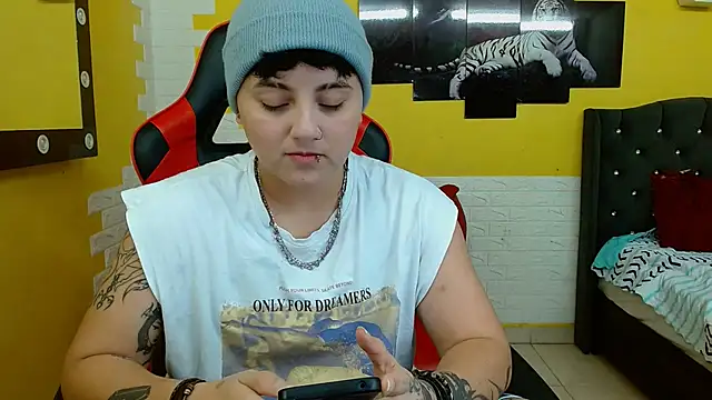 Snapshot of isabeautyx19 chatting on 10/26/25, 03:12 isabeautyx19 online show from 10/26/25, 03:12