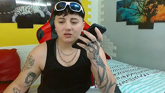 Snapshot of isabeautyx19 chatting on 10/27/25, 03:10 isabeautyx19 online show from 10/27/25, 03:10