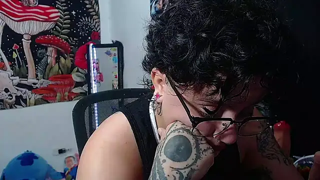 Snapshot of isabeautyx19 chatting on 06/25/26, 02:33 isabeautyx19 online show from 06/25/26, 02:33