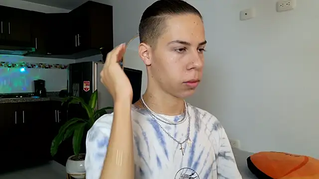 Snapshot of grey___27 chatting on 02/08/25, 11:44 grey 27 online show from 02/08/25, 11:44