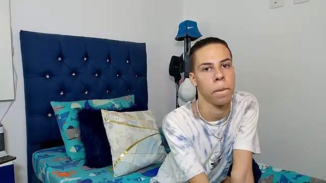 Snapshot of grey___27 chatting on 02/08/25, 06:12 grey 27 online show from 02/08/25, 06:12