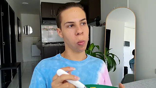 Snapshot of grey___27 chatting on 02/24/25, 05:20 grey 27 online show from 02/24/25, 05:20