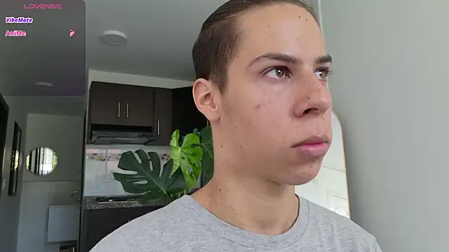 Snapshot of grey___27 chatting on 09/19/25, 05:13 grey 27 online show from 09/19/25, 05:13