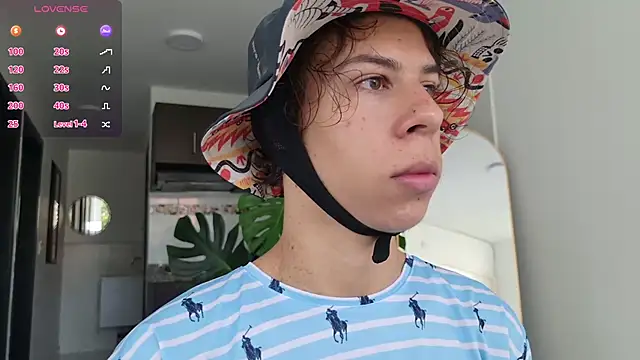 Snapshot of grey___27 chatting on 10/19/25, 12:17 grey 27 online show from 10/19/25, 12:17