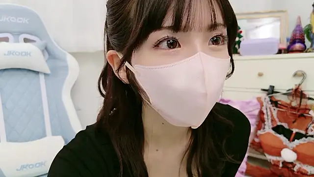 Snapshot of -minami- chatting on 11/23/25, 12:05 -minami- online show from 11/23/25, 12:05